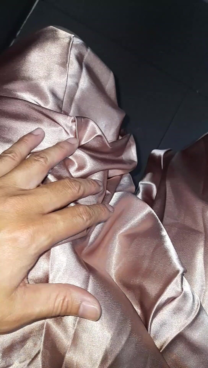 Naomisinka: Crossdresser mặc satin set thủ dâm