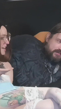 Soția Costumată L-a Prins Pe soț Jucând Un Joc Video Obraznic