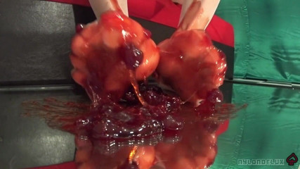 Nylondelux: Strawberry Crush Picioare în ciorapi de nailon