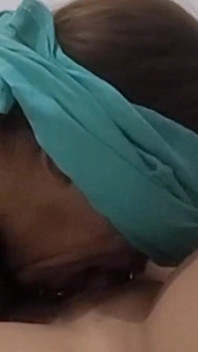 Minyon orta yaşlı seksi kadın harika gırtlağına kadar alma becerilerine sahip