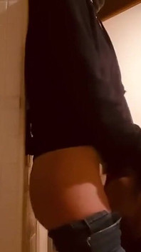 Moglie arrapata che mangia figa in cucina, arrapata, contro la colonna lo ho messo in ginocchio per succhiare la figa