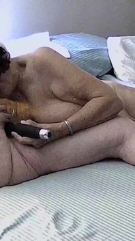 Madrastra Ann hace una mamada larga y se corre en sus grandes tetas
