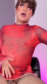 Ken Tančí Sexy Pro Tebe V Červených Šatech a Poskakuje Zadkem