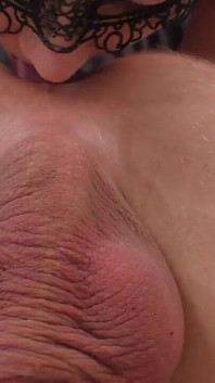 Si jalang seksi membuatkan rimming dan blowjob sudut pandangan pertama