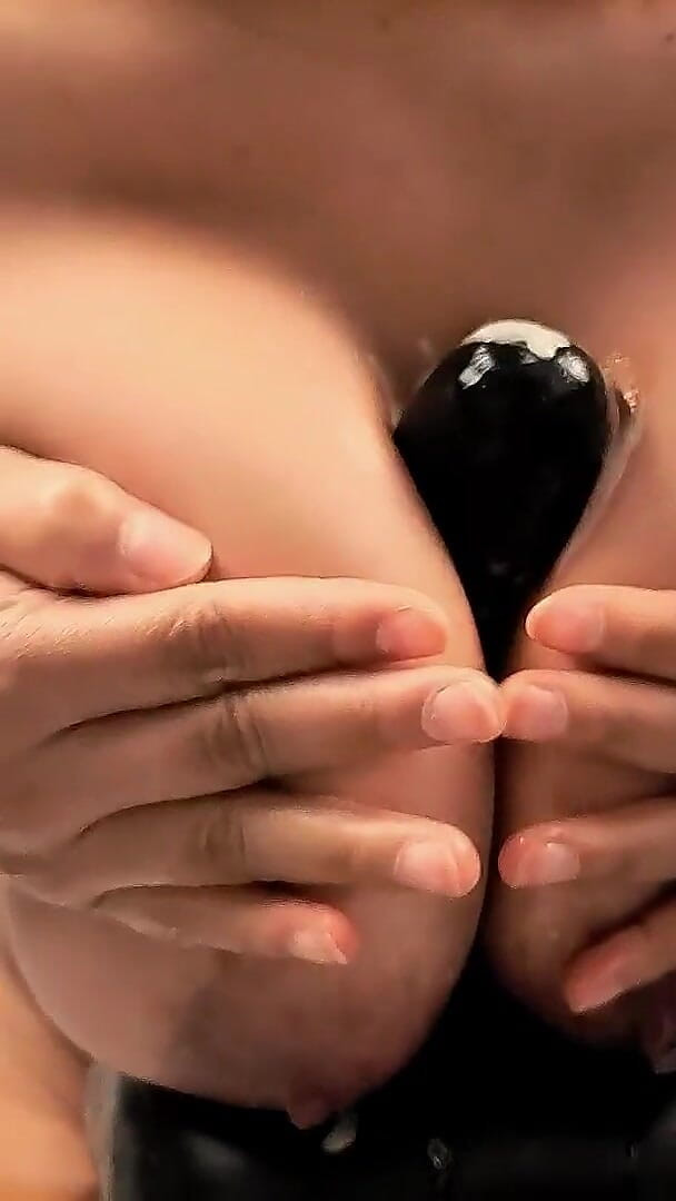 anabel693: Wild Titfuck: หน้าอกธรรมชาติขนาดใหญ่ของฉันกําลังกินดิลโด้สีดํายักษ์