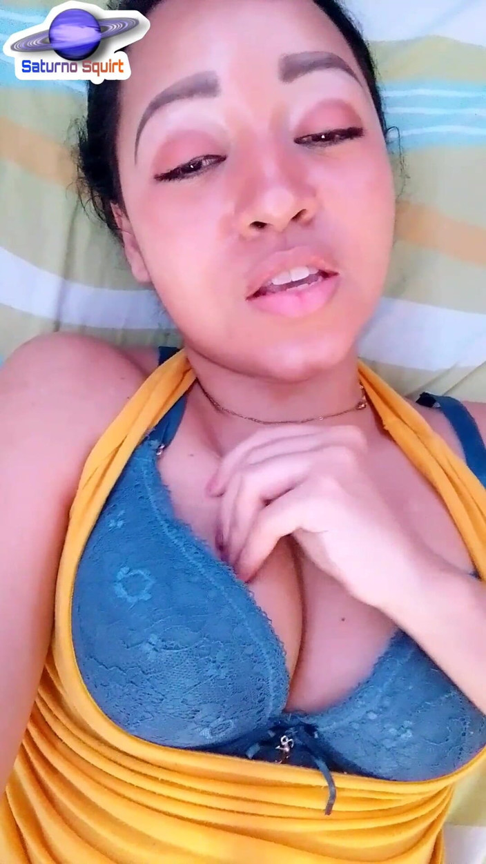 Saturno Squirt: Saturno tryska w erotycznej bieliźnie z jej mięsistymi cyckami jest...