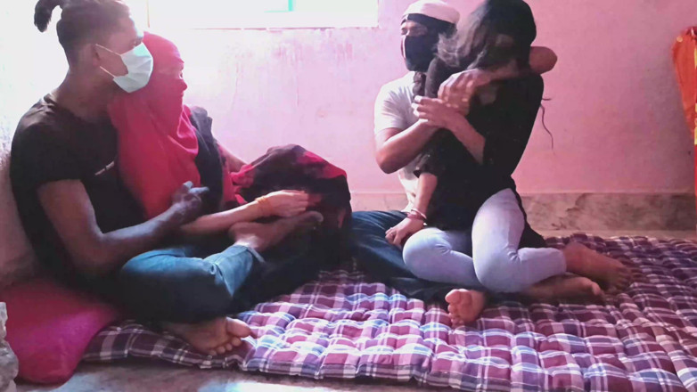 HousewifeGeeta: Indiska swinger par byter fru med varandra desi 4some sex video