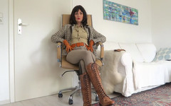 Lady Victoria Valente: Jezdící paní zachází s tvýma bradavkami a botami joi