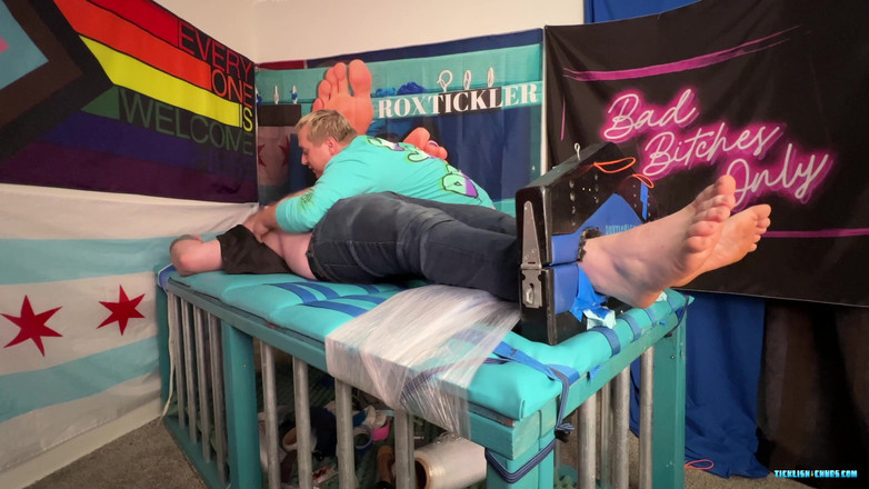 Ticklish Chubs: Si ryan dengan berbulu lagi asik dientot habis-habisan sampai mengerang...