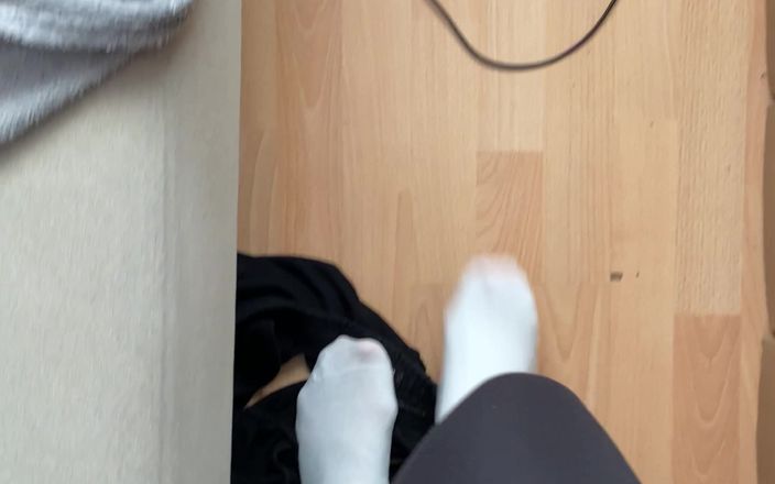 Feet: 穿着白色袜子散步