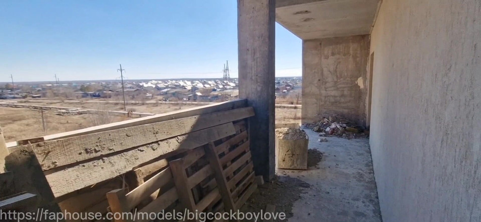 AlexGay: Ngentot kuli bangunan tanpa kondom di depan semua pria!