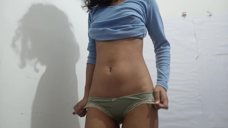 desigirl93: Une jolie fille sexy vit ses fantasmes en se masturbant...