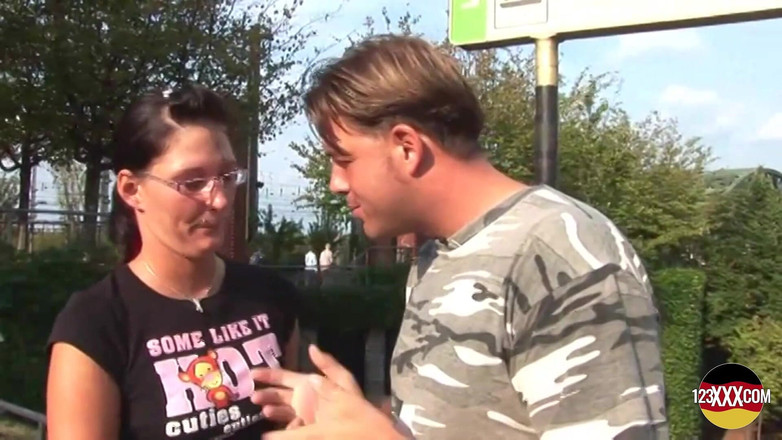 123XXX - Fucked Amateurs in Germany!: Brunett får varm sperma över hela glasögonen