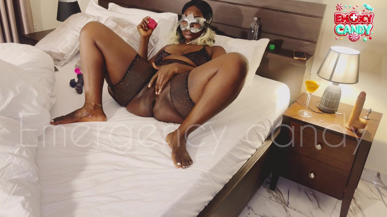 May1111: Я обожаю быть грязной чернокожей шлюшкой, раздвигает мою задницу и трахает пальцами мою киску, пока я не кончу по всей кровати