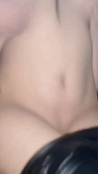 Pequeña latina de 18 años se come el culo y se la follan en una noche de sexo - parte 1