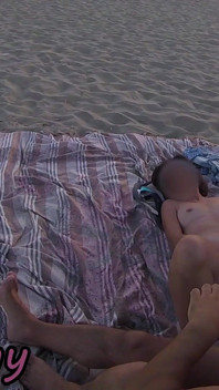 Złowionych! Nauczyciel cipki Flash na plaży masturbuje się, a on dotyka jej orgazmu! - Misscreamy