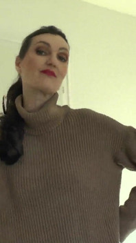 Éclabousse mon pull ! Lady Victoria Valente en gros pull à col roulé