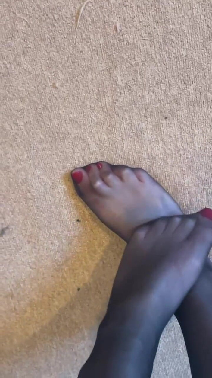 Nikki Stafford: Amando mi nuevo esmalte de uñas rojo cachonda en mis...