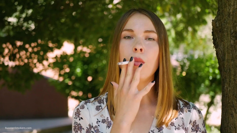 Russian Smokers: Evgeniya está fumando cigarrillo fuerte de 120 mm