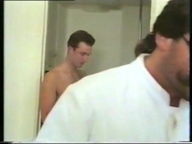 Lucky Cooch: Une blonde sexy s'amuse dans la salle de bain