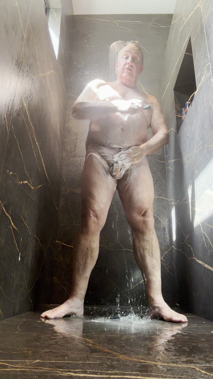 GottaLuvBB: Дивись, як я прийми душ і голюся