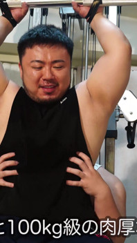 Hombre musculoso japonés cosquillas en Asia