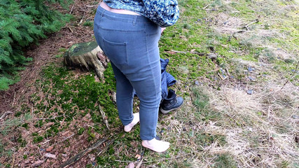 Bouncy Tits Action: Trebuie să se dezbrace complet pentru pedeapsa cu țâțele ei în pădure
