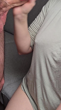Masturbación con la mano con una vista de mis tetas rebotando y mi enorme semen en la ropa!