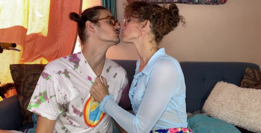 VibeWithMommy: एपिसोड 1! Ms. Crizzle सेक्स सीखने पर! मैं तुम्हें फोरप्ले और चुंबन के माध्यम से चलता हूं और आपके कपड़ों के साथ पीसता हूं और यो प्राप्त करता हूं