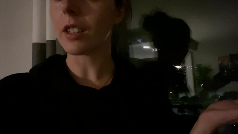 Nadia Foxx: Având orgasme în mașină și la mall!