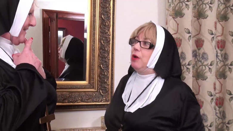 Dirty Doctors Clips - Mature British Lesbians: Stoute lesbische nonnen