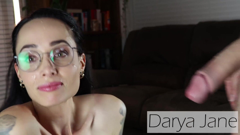 Darya Jane: Благаючи сперми на її обличчя та окуляри