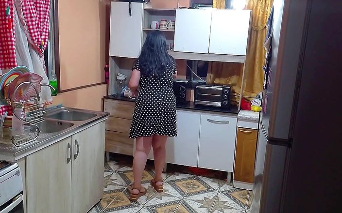 BBW Kelly Mom: Cena de filme entre potes e panelas fodendo na cozinha