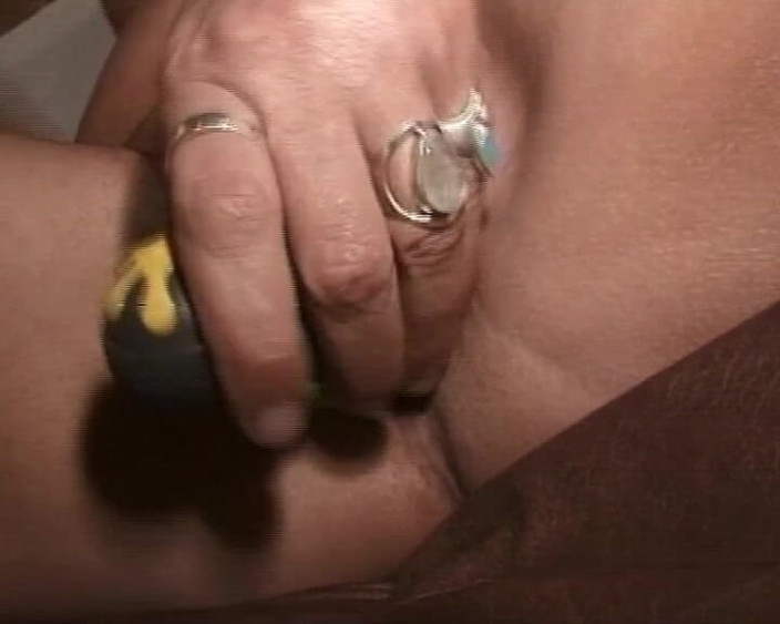 BB Video - Vintage Story: जर्मन लायक दादी सेक्स टॉयज के साथ हस्तमैथुन कर रही है #1