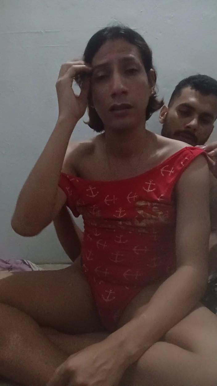 Femboy from Colombia: 豊かな胸に濃厚なキスを