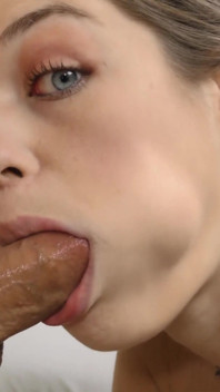 Anastasia Rose börjar komma när hon känner hans tjocka sats inuti henne