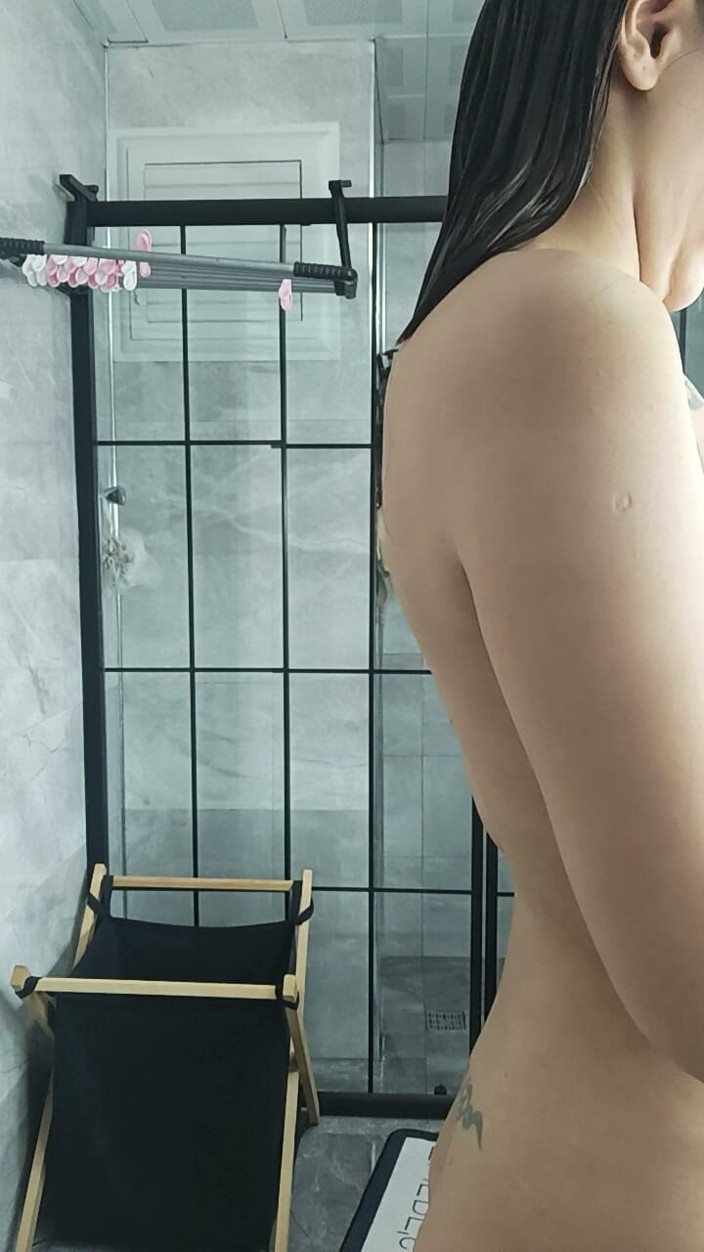 Esmer Tarcin: ฉันกําลังเดินเปลือยกายในห้องน้ํา