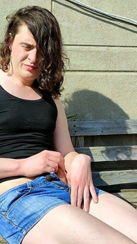 Sara açık havada mastürbasyon yapıyor