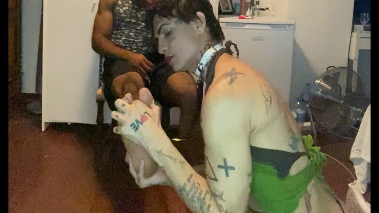 Wesley Bull: Một người phục tùng được đào tạo bài bản tận hưởng đôi chân...