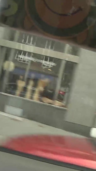 2つのセクシーなひよこが車の中で叩かれている