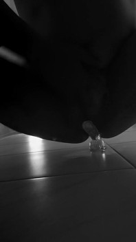 Homem casado anal brinca com vibrador no chuveiro provocação