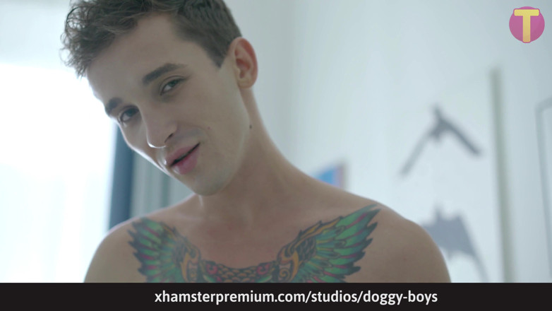 Doggy boys: Quente garanhão auto foda por enorme vibrador e seu próprio...