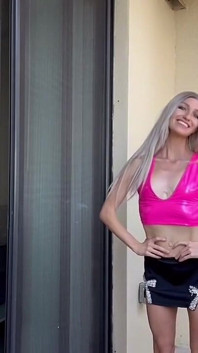 Blonda Barbie matură milf slabă și slabă dans tachinare pe balcon