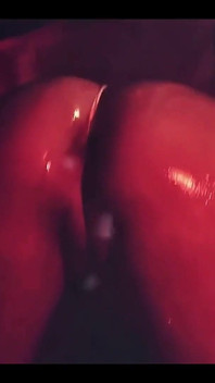 Ms Red X thích được tráng men thoát y trêu chọc