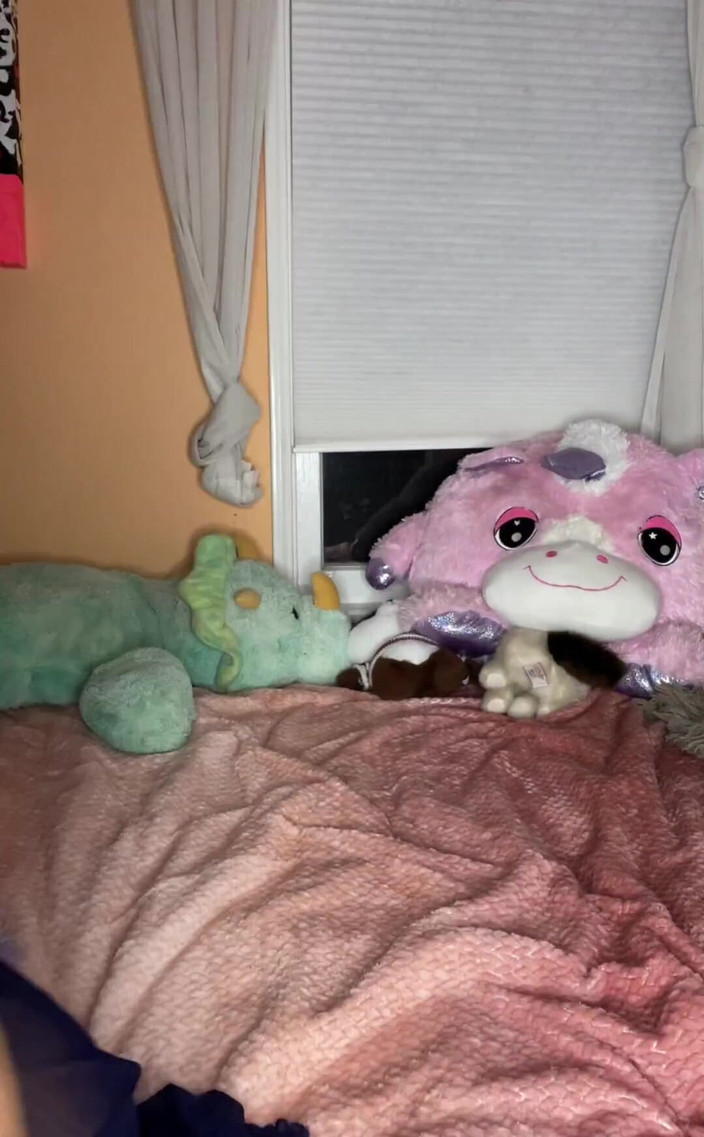 VibeWithMommy: BBC JOI! Manželka se vplíží do vašeho pokoje a hraje...