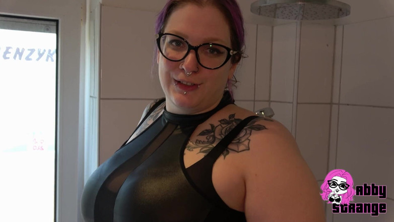 Abby Strange: Devoter Typ Wird Angepisst