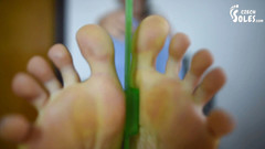 Czech Soles - foot fetish content: 想知道我的脚有多大？看！