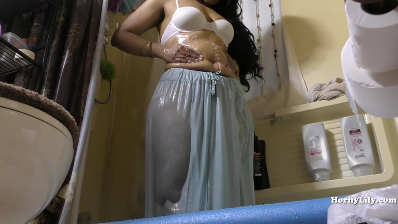 Sexy Lily: 南印度女仆清洁和淋浴