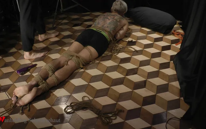 Wanheldvig: Nicky Tickling Roped Floor