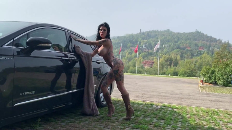 Megan Inky: Déshabillage sur un parc